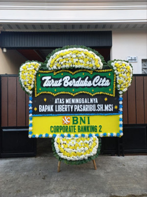 Papan Bunga Duka di Dasan Agung