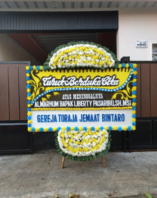 Papan Bunga Duka di Dasan Agung